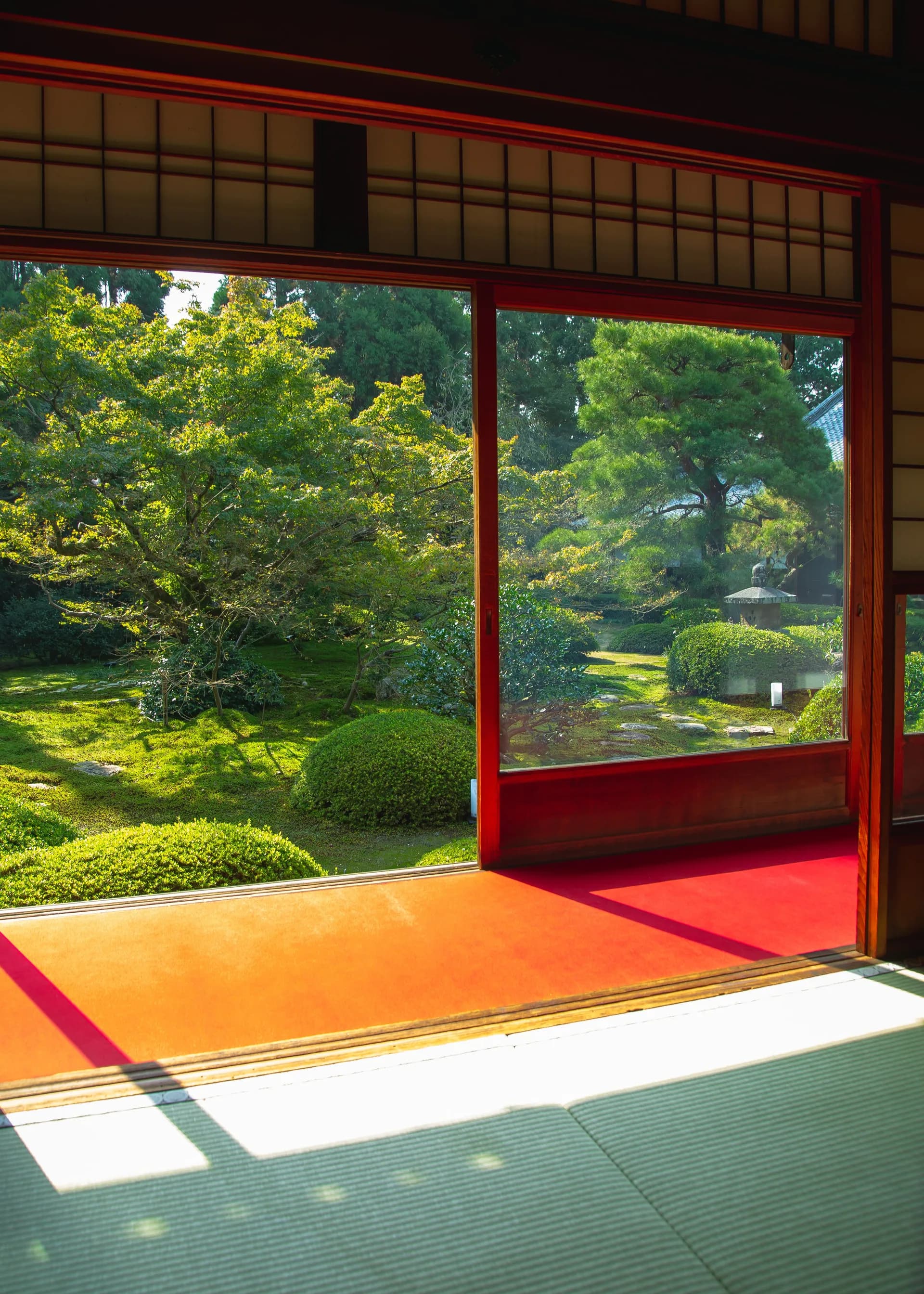 BookNoFees example image: Japanese-style room with tatami mats and a sweeping view of a green garden