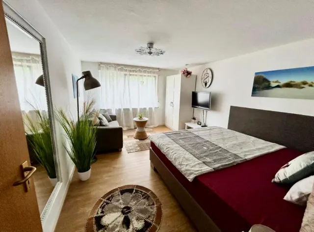 BookNoFees holiday home in Karlsruhe – A quiet flat with its own entrance and a view of the garden