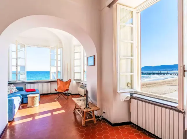 BookNoFees: Spacious flat with sea views and vaulted ceilings – Alassio