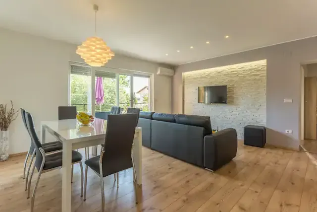 BookNoFees: Nives holiday flat in Pula, sleeps up to 6 people – Pula