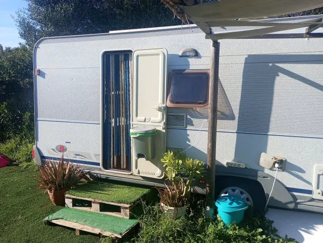 BookNoFees: Restored vintage caravan with a veranda and garden – El Palmar De Vejer
