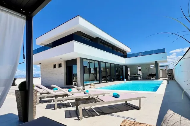 BookNoFees: Villa with a swimming pool, garden and plenty of space for nine guests – Zemunik Gornji