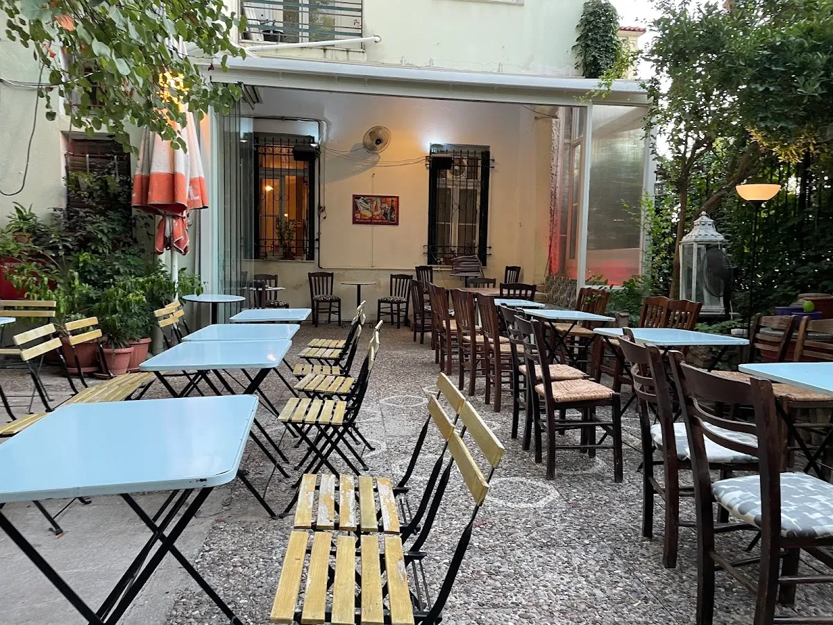 BookNoFees: Restaurant – BeeRaki – Athens – Beer rack, photo 1