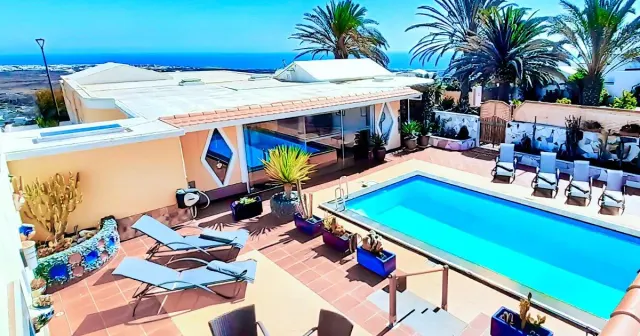 BookNoFees holiday home in Tías – Villa Madora with a swimming pool and sea views, La Asomada