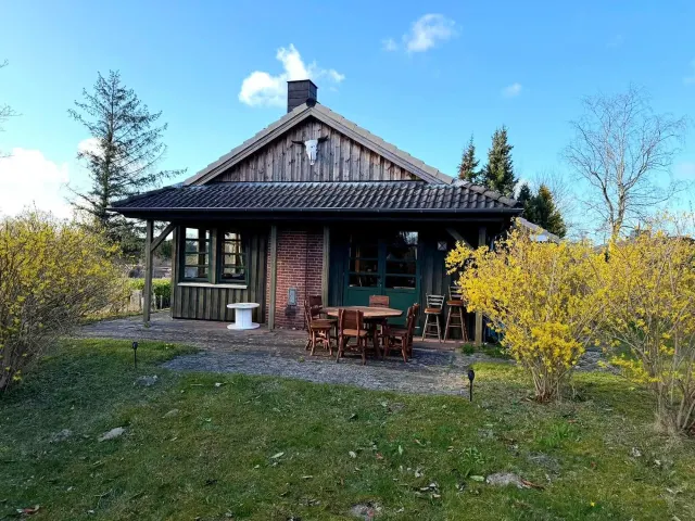 BookNoFees: Peaceful Wooden Tiny House with Western Charm – Brekendorf