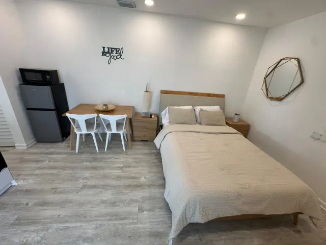 BookNoFees holiday home in Cutler Bay, United States – Studio bedroom with double bed, dining table, and mini fridge