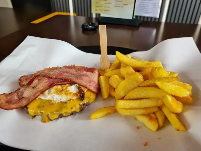 BookNoFees: Restaurant – 3MO-Burger – Medebach – 3MO Burger, photo 3