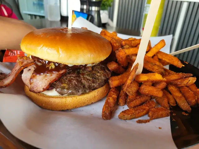BookNoFees: Restaurant – 3MO-Burger – Medebach – 3MO Burger, photo 2