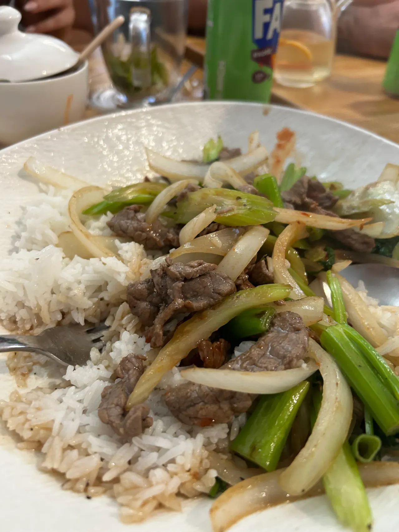 BookNoFees: Snack bar – Good morning Vietnam – Aachen – Restaurant with beef stir fry and white rice on plate, photo 1