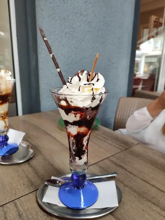 BookNoFees: Restaurant – Eiscafé mit Herz – Meinerzhagen – An ice-cream parlour with a heart, photo 2