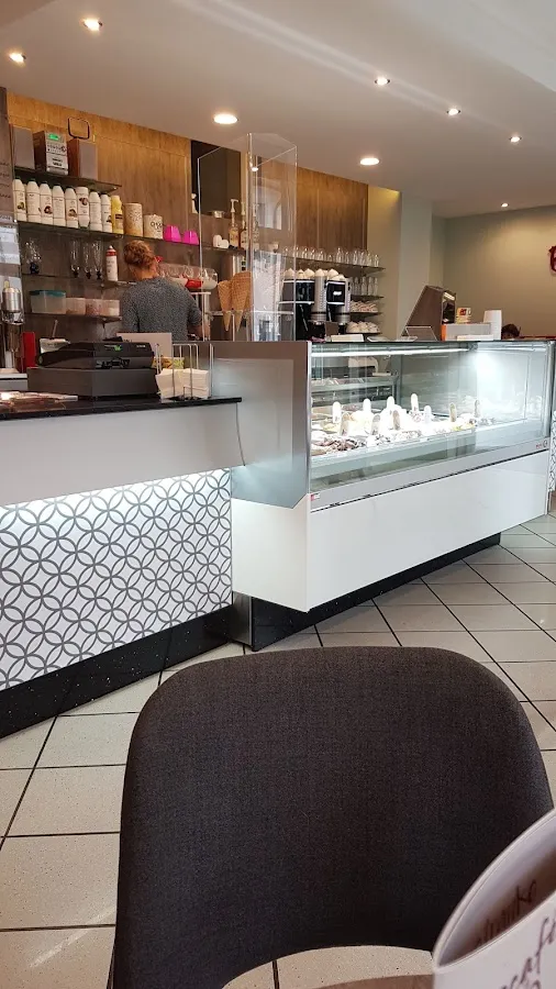 BookNoFees: Restaurant – Eiscafé mit Herz – Meinerzhagen – An ice-cream parlour with a heart, photo 3