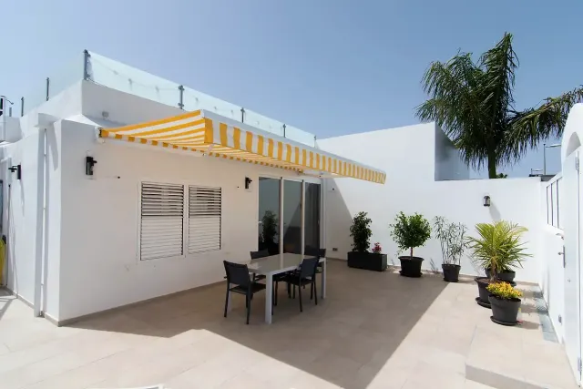 BookNoFees holiday home in Playa Del Ingles – Casa Kriki: an exclusive bungalow with a roof terrace in the Holycan complex