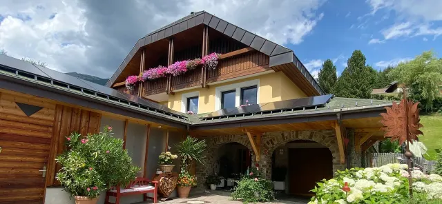 BookNoFees holiday home in St. Michael Im Lungau – Stylish flat with a garden and a fireplace