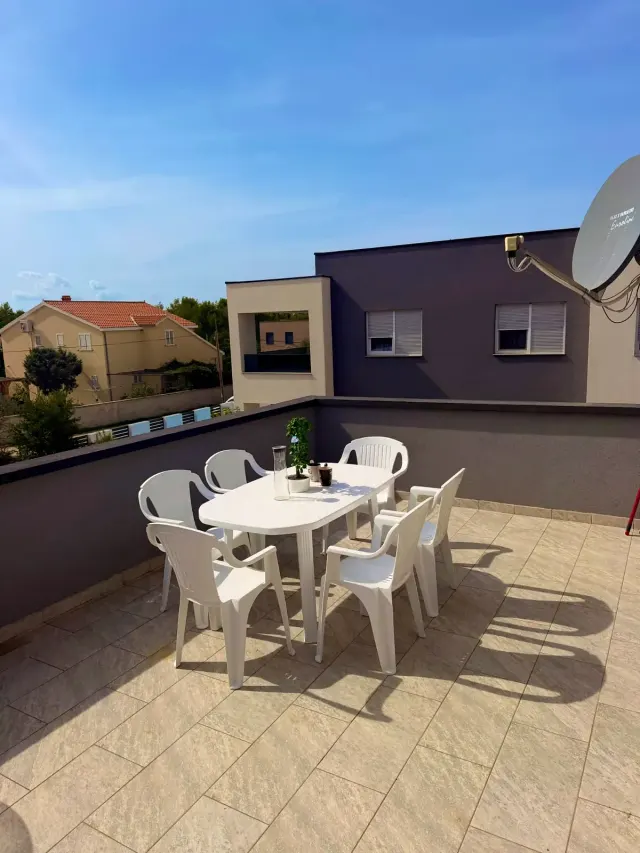 BookNoFees: Spacious flat on the upper floor (1st floor) – Ideal for companies and their staff – 4 bedrooms (max. 8 people) – Vrsi