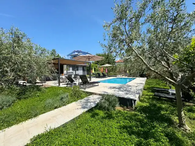 BookNoFees holiday home in Pula – 2-bedroom flat ‘Meme 2’ with a swimming pool, near the Old Town