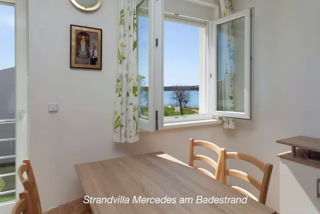 BookNoFees: One floor of our beach villa, with a large terrace, pergola and outdoor barbecue – Medulin