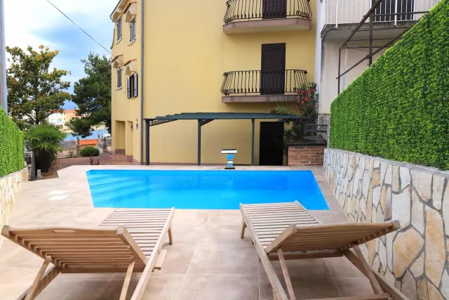 BookNoFees: A peaceful villa with a swimming pool and a balcony overlooking the sea – Malinska