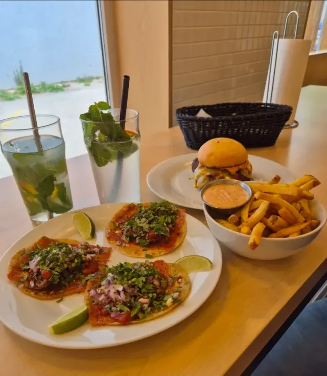 BookNoFees: Restaurant – Roxor BRGR & Beer – Bratislava – Roxor Burger & Beer, photo 2