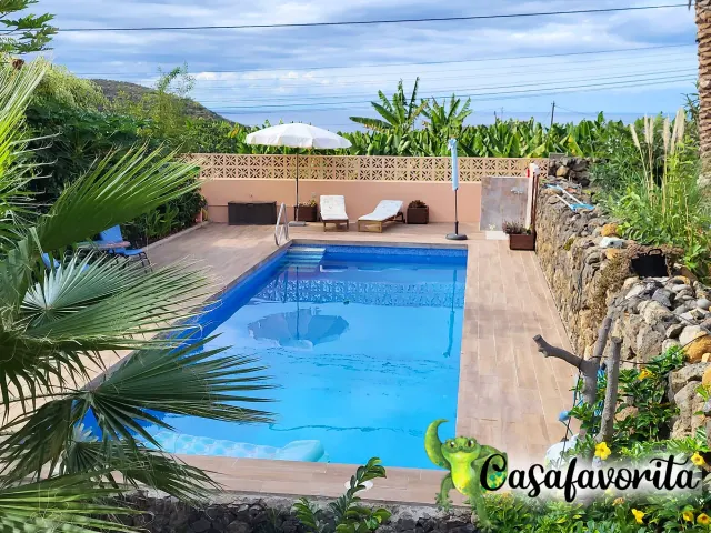 BookNoFees holiday home in Buen Paso – Pool terrace with sun loungers, umbrella, and sea view