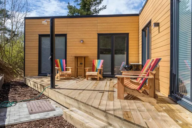 BookNoFees: Peaceful Tiny House with Garden and Deck – Brekendorf