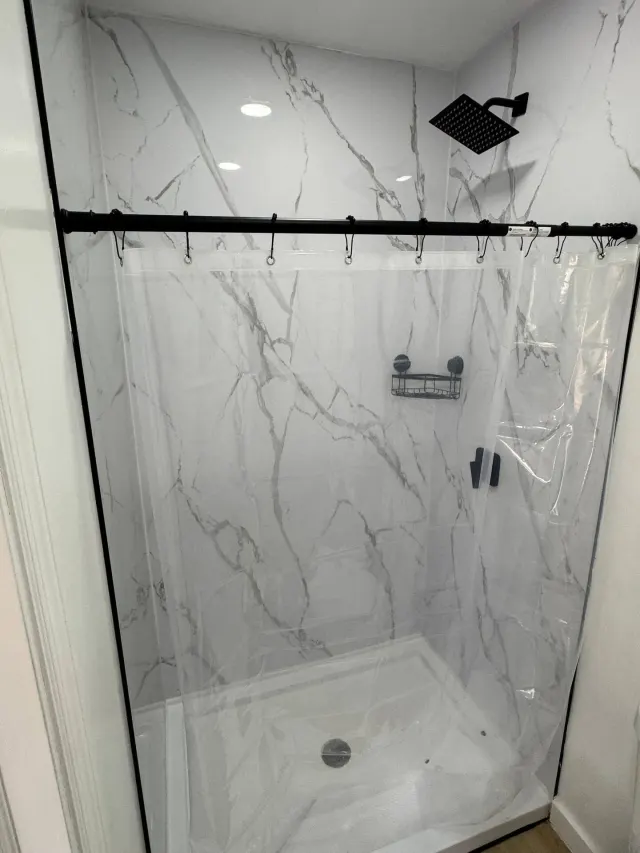BookNoFees holiday home in Cutler Bay, United States – Shower with marble-patterned tiles and black fixtures
