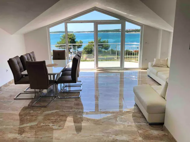 BookNoFees: One floor of the luxury beach villa, with complimentary sun loungers under the pine trees on the private beach plot – Medulin