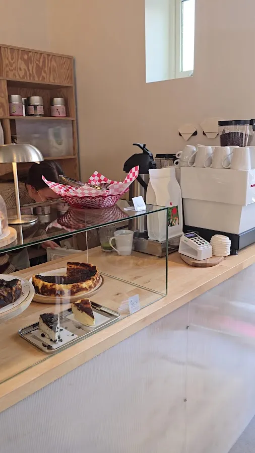 BookNoFees: Café – Hernández – Oslo – Hernández, photo 3