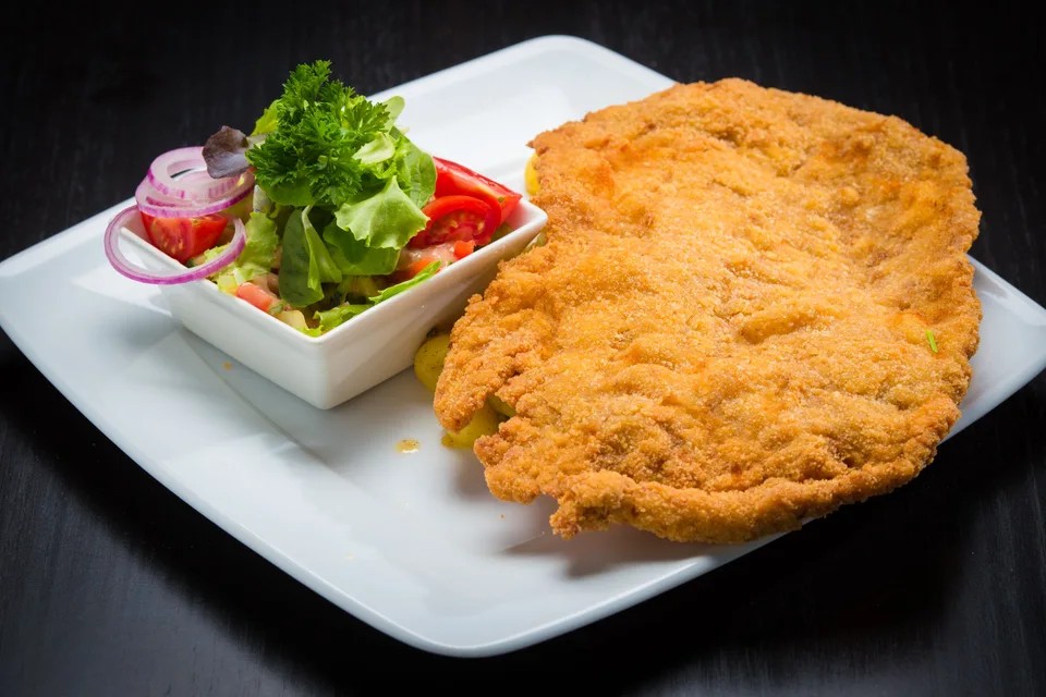 BookNoFees: Example photo: Breaded schnitzel with a side salad on a white plate