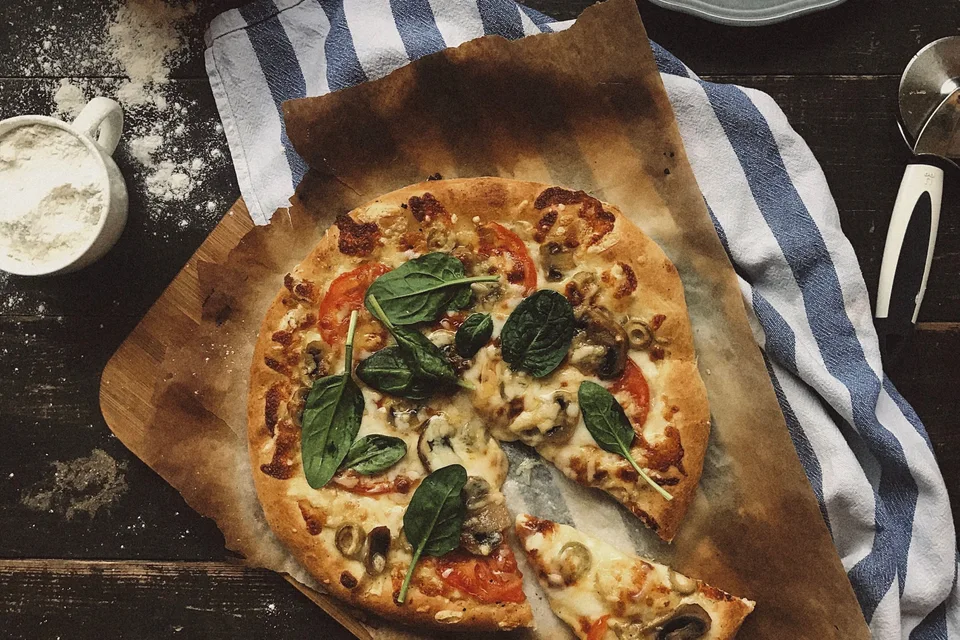 BookNoFees: Example photo: Pizza topped with mushrooms and spinach