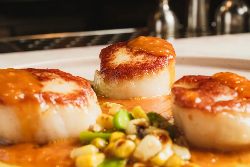 BookNoFees: Example photo: Seared scallops on a plate