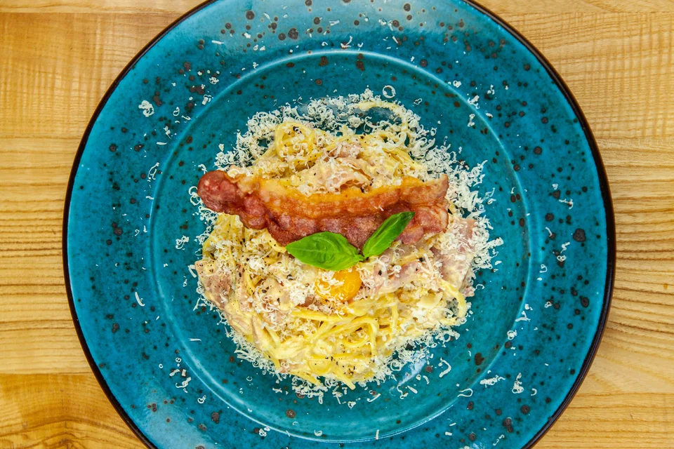 BookNoFees: Example photo: Spaghetti carbonara on a blue plate