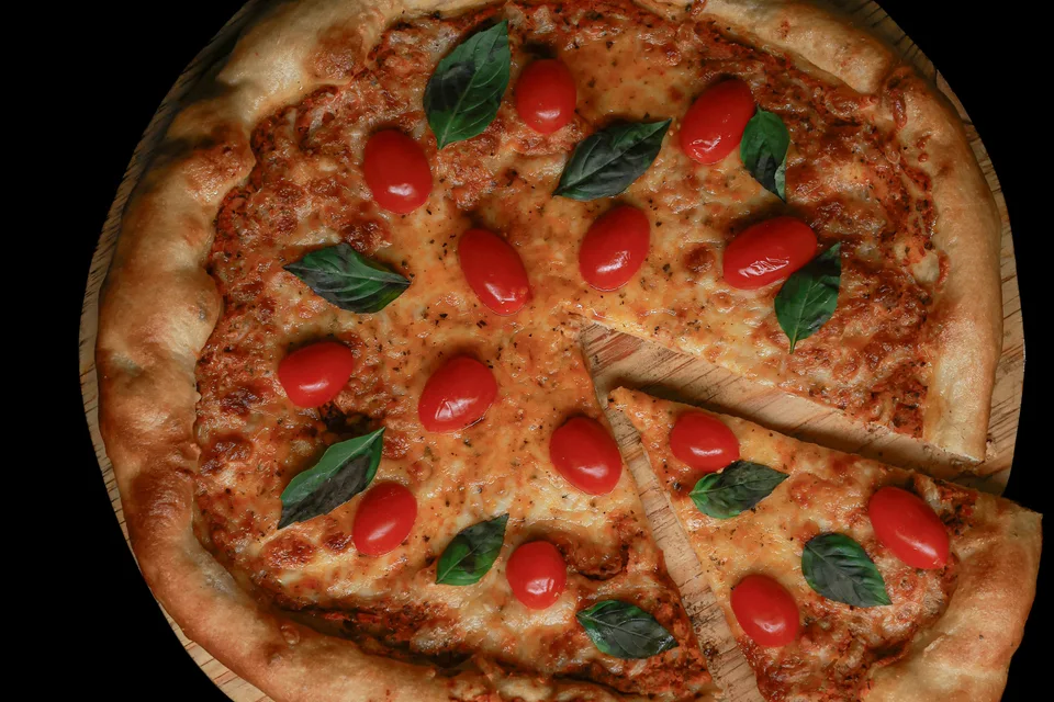 BookNoFees: Example photo: Pizza topped with tomatoes and basil